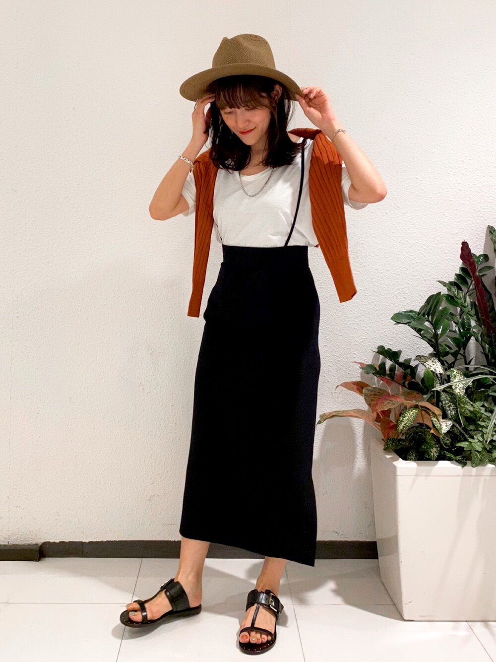 「タイトスカート、大人カジュアル、休日スタイル、リラックススタイル、シンプルコーデ、サスペンダースカート、夏コーデ、カジュアルコーデ、お洒落さんとつながりたい、Rougevif」｜「FONCEの梳毛調サスペンダースカート（スカート、ブラック系）」を使った、もっちさん（レディース・156cm）の春コーディネートの1枚目の写真