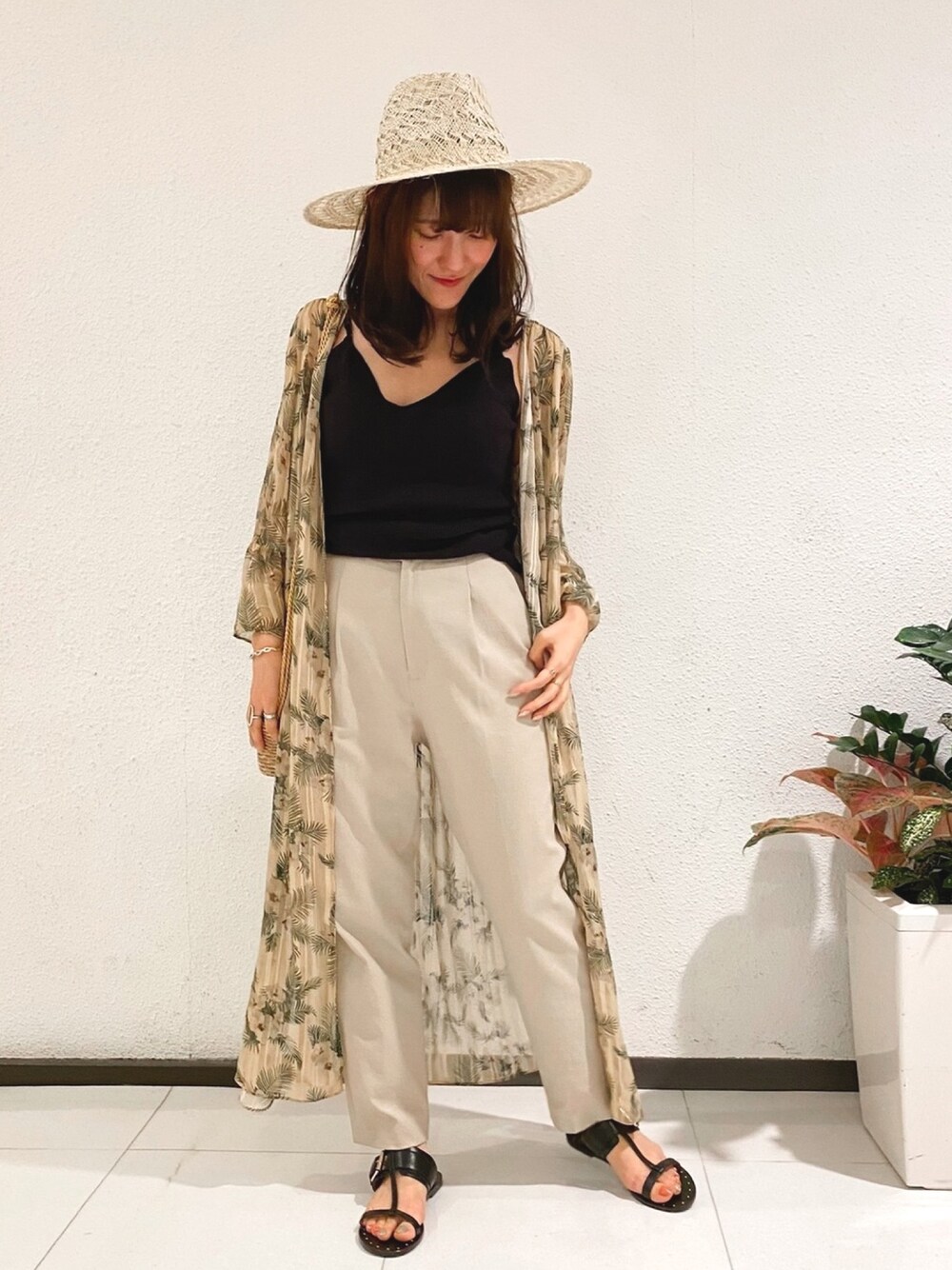 「テーパードパンツ、カジュアル、シンプル、ベージュ、大人カジュアル、休日スタイル、フラワープリント、リラックススタイル、お洒落さんとつながりたい、Rougevif」｜「FONCEのシェルタリングテーパードパンツ（その他パンツ、ベージュ系）」を使った、もっちさん（レディース・156cm）の夏コーディネートの1枚目の写真