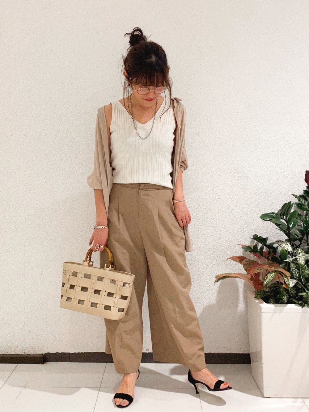「シンプル、ワントーンコーデ、ベージュ、ワイドパンツ、リラックススタイル、とろみシャツ、オトナカジュアル、ニットキャミソール、お洒落さんとつながりたい、Rougevif」｜「FONCEのロングとろみシャツ（シャツ/ブラウス、ベージュ系）」を使った、もっちさん（レディース・156cm）の夏コーディネートの1枚目の写真