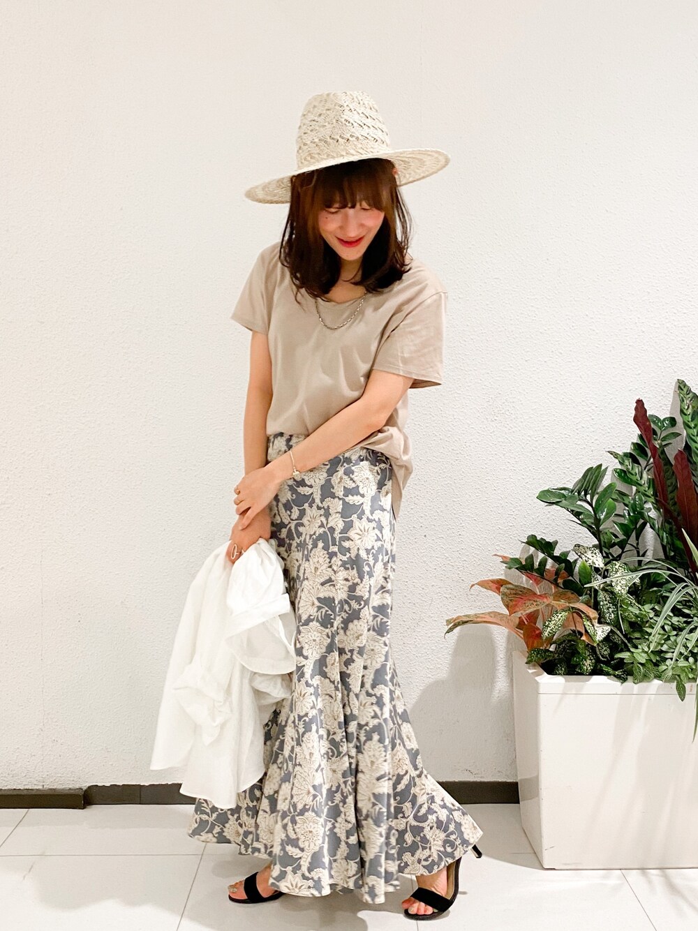 「花柄、Tシャツ、マキシスカート、フラワープリント、リラックススタイル、夏コーデ、リネンシャツ、オトナカジュアル、お洒落さんとつながりたい、Rougevif」｜「FONCEのサラサフラワーマキシスカート（スカート、ブルー系）」を使った、もっちさん（レディース・156cm）の夏コーディネートの1枚目の写真