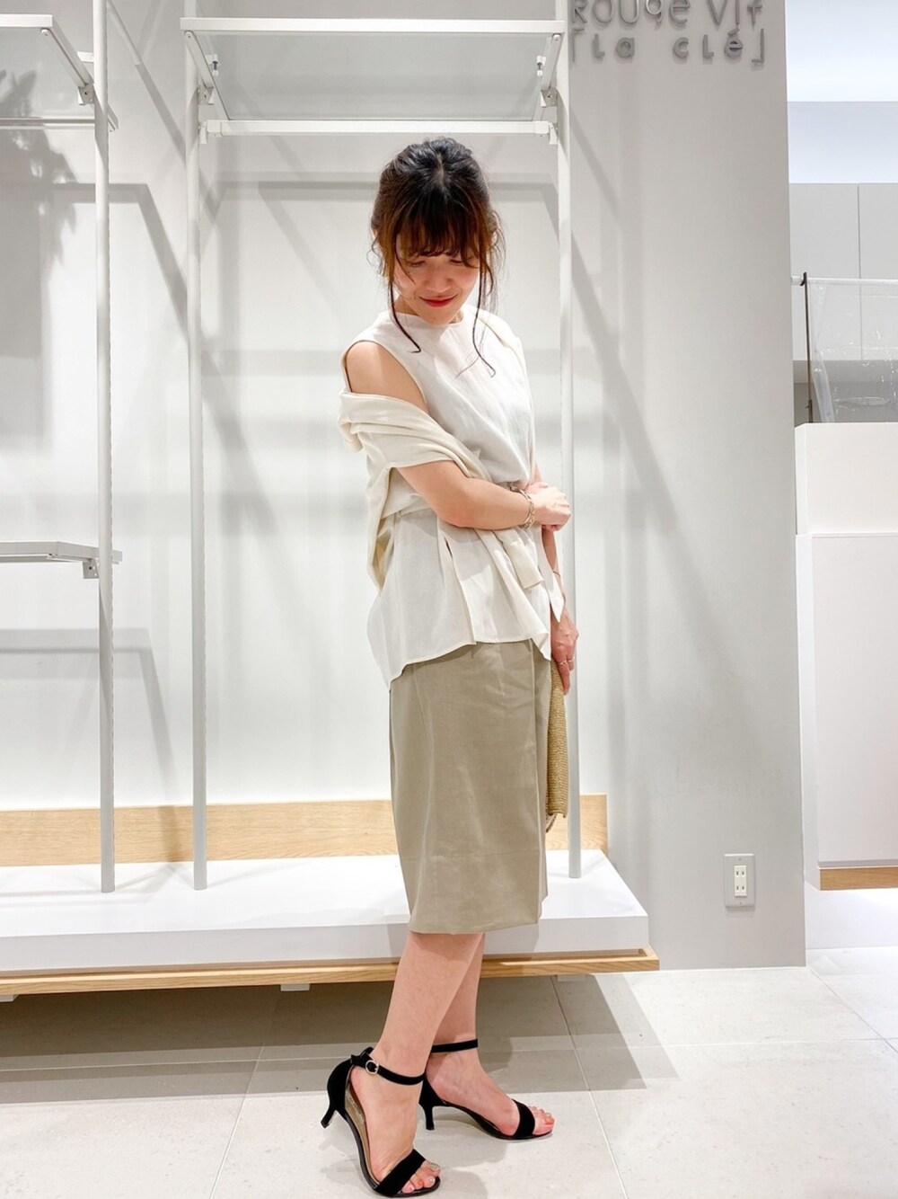 「カーディガン、ワントーンコーデ、大人カジュアル、ハーフパンツ、きれいめカジュアル、シンプルコーデ、夏コーデ、カジュアルコーデ、お洒落さんとつながりたい、Rougevif」｜「FONCEのウエストベルトノースリーブブラウス（シャツ/ブラウス、ホワイト系）」を使った、もっちさん（レディース・156cm）の夏コーディネートの1枚目の写真
