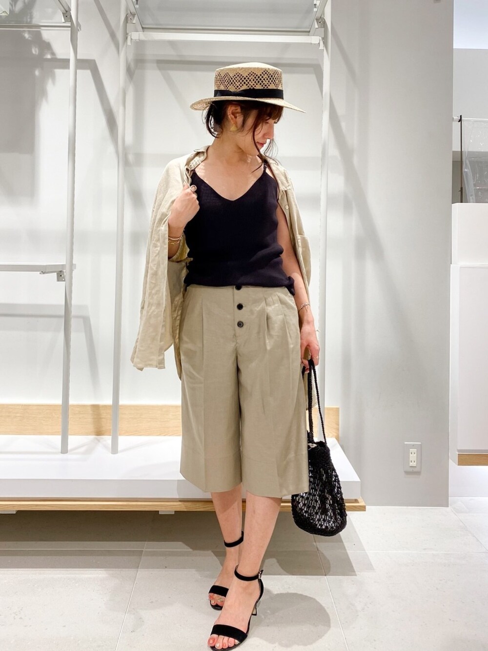 「カジュアル、ハーフパンツ、パンツスタイル、リラックススタイル、夏コーデ、リネンシャツ、オトナカジュアル、ニットキャミソール、お洒落さんとつながりたい、Rougevif」｜「FONCEのニットキャミ（キャミソール、ブラウン系）」を使った、もっちさん（レディース・156cm）の夏コーディネートの1枚目の写真