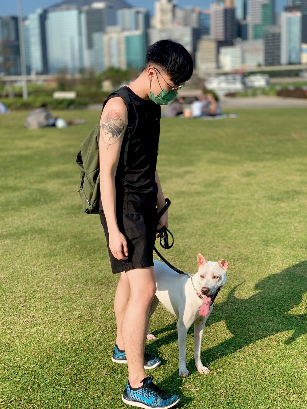 「summer、dog」｜「asosのアイテム（ベスト、ブラック系）」を使った、kenさん（メンズ・170cm）の秋コーディネートの1枚目の写真