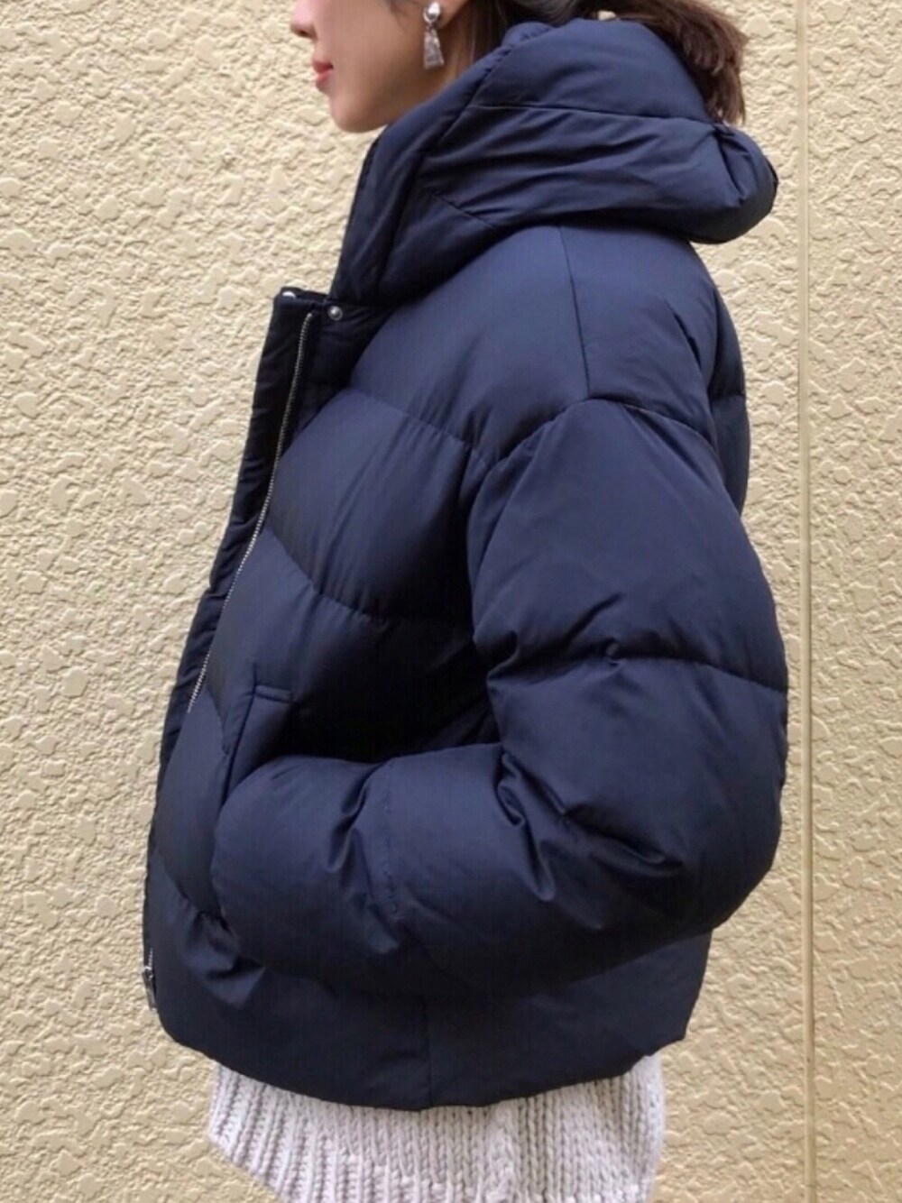 ブルー系のブルゾン、ベージュ系のイヤリングを着用したレディースの秋コーディネートの1枚目の写真