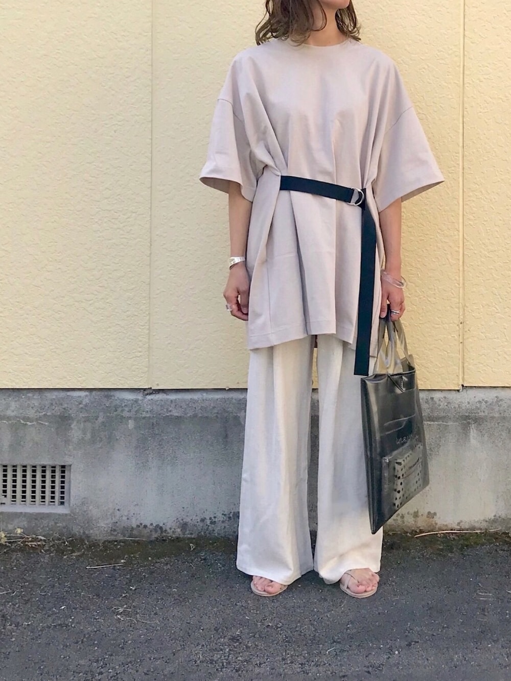 「SHAGGIE、シャギー、リネンパンツ、ワイドパンツ、夏、オトナカジュアル、ホワイトコーデ、ベージュコーデ、クリアバッグ、PVC」｜「SHAGGIEの【SHAGGIE】リネンワイドロングパンツ（その他パンツ、ベージュ系）」を使った、たろ☺︎さん（レディース・165cm）の春コーディネートの1枚目の写真