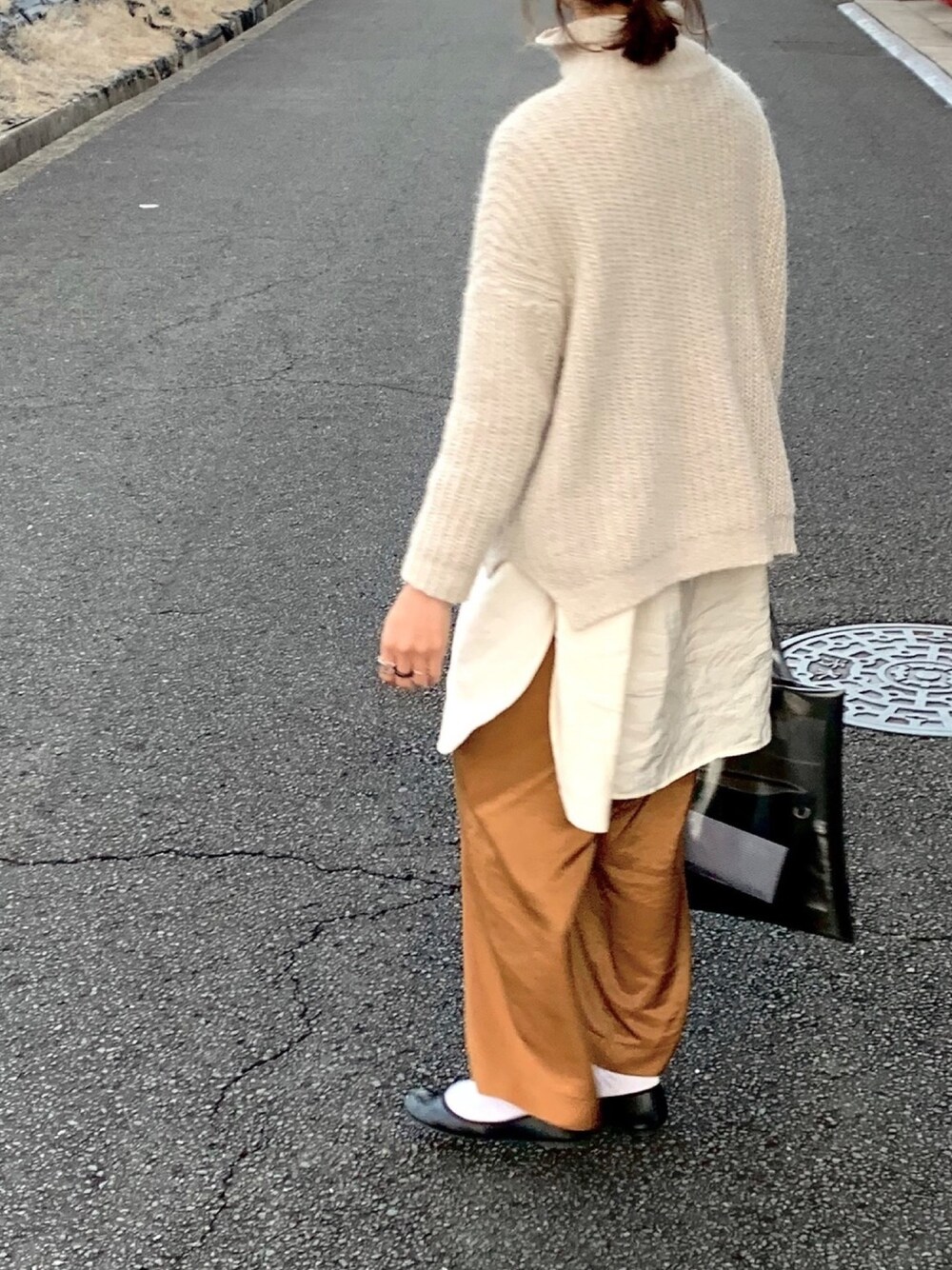 「白ニット、ざっくりニット、サテンパンツ、レイヤードスタイル」｜「KBFのスタンドネックチュニック（チュニック、ホワイト系）」を使った、たろ☺︎さん（レディース・165cm）の冬コーディネートの1枚目の写真
