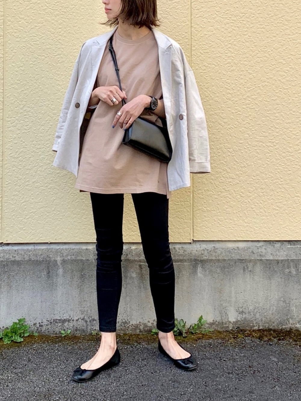 ベージュ系のTシャツ/カットソー、ホワイト系のその他アウター、ブラック系のデニムパンツを着用したレディースの春コーディネートの1枚目の写真