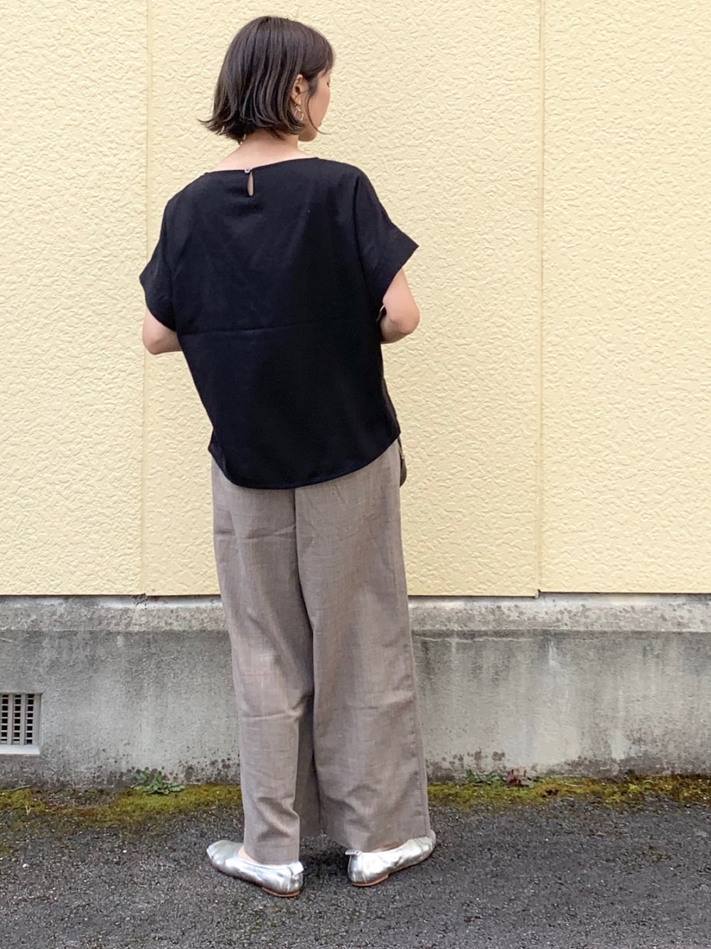 「ブラウス、黒シャツ、ワイドパンツ、シルバーシューズ、シンプルコーデ、大人コーデ」｜「AZUL ENCANTOの【洗濯機で洗える】【消臭効果】レースピンタック半袖ドルマンブラウス（シャツ/ブラウス、ブラック系）」を使った、たろ☺︎さん（レディース・165cm）の春コーディネートの1枚目の写真