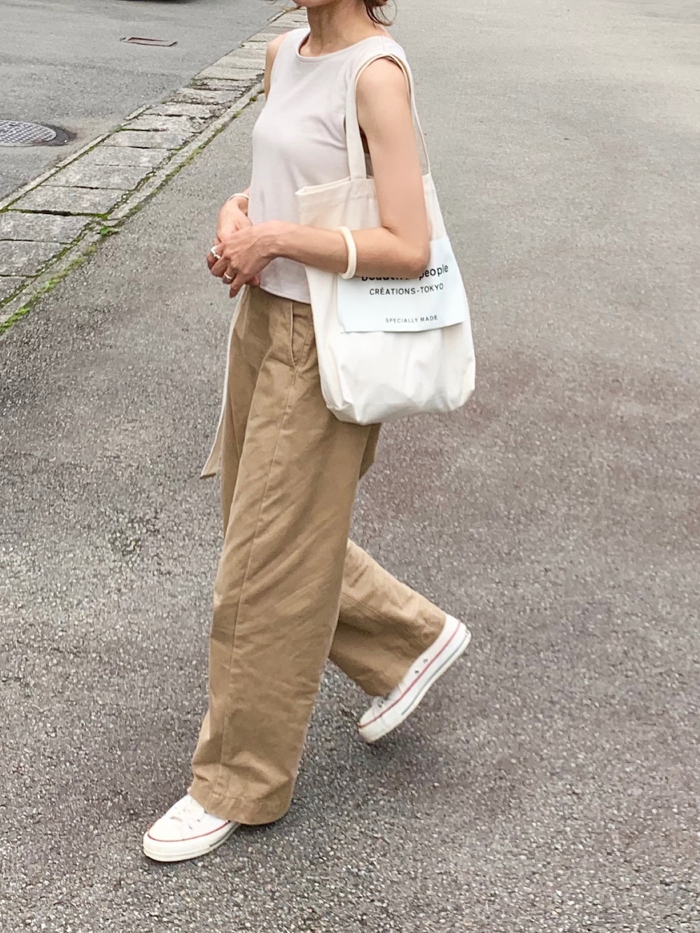 「ワイドパンツ、ワイドパンツ×スニーカー、チノパン、ベージュコーデ、タンクトップ、ノースリーブ、パンツスタイル、ラクチンコーデ、休日スタイル、トートバッグ」｜「BLACK BY MOUSSYのback point no sleeve（タンクトップ、ホワイト系）」を使った、たろ☺︎さん（レディース・165cm）の夏コーディネートの1枚目の写真