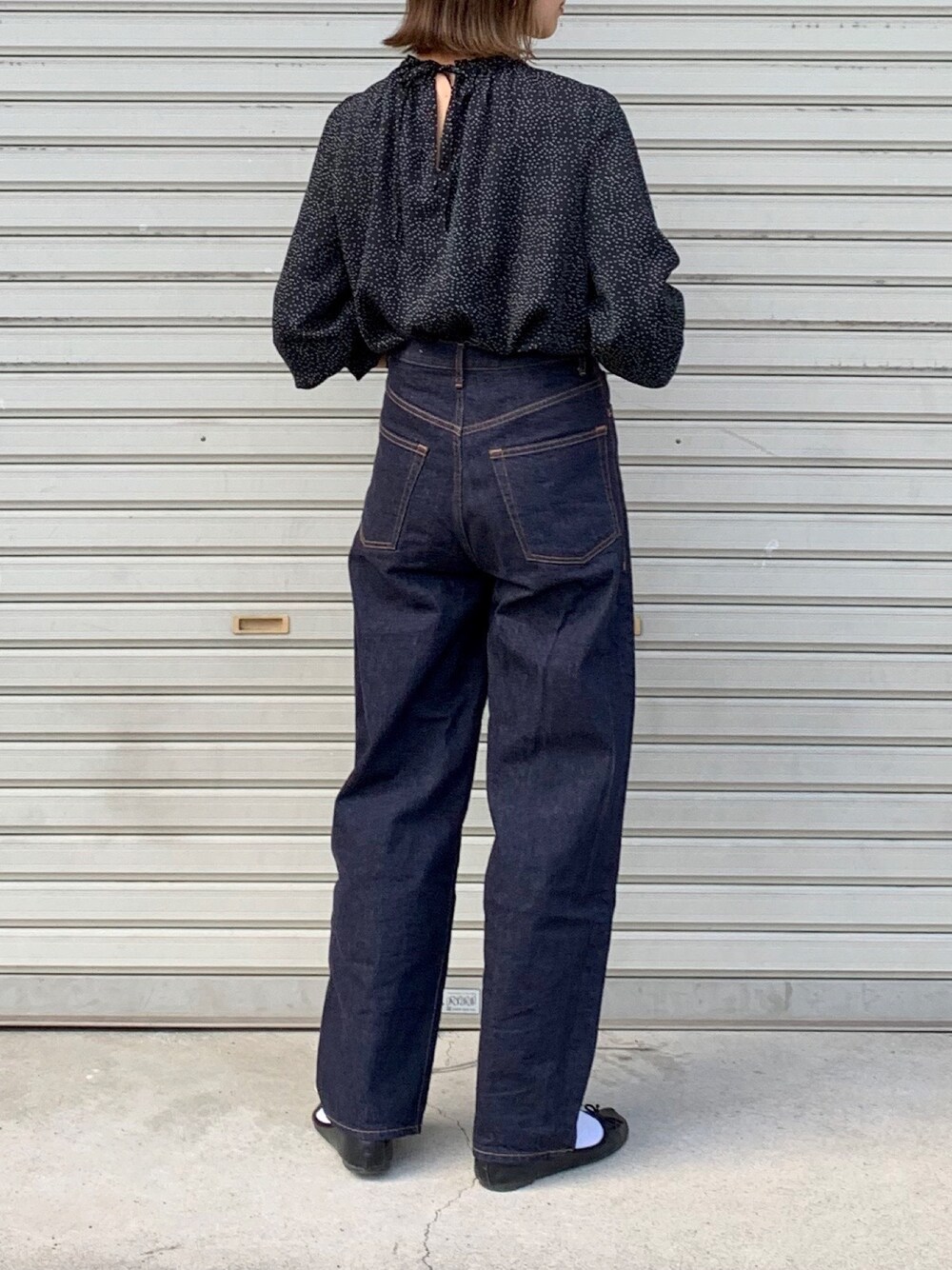 「秋冬コーデ、ドット柄、ブラウス×デニム、大人コーデ、アズールエンカント」｜「AZUL ENCANTOの【洗濯機で洗える】【消臭効果】バックリボン フリルネックブラウス（シャツ/ブラウス、ブラック系）」を使った、たろ☺︎さん（レディース・165cm）の秋コーディネートの1枚目の写真