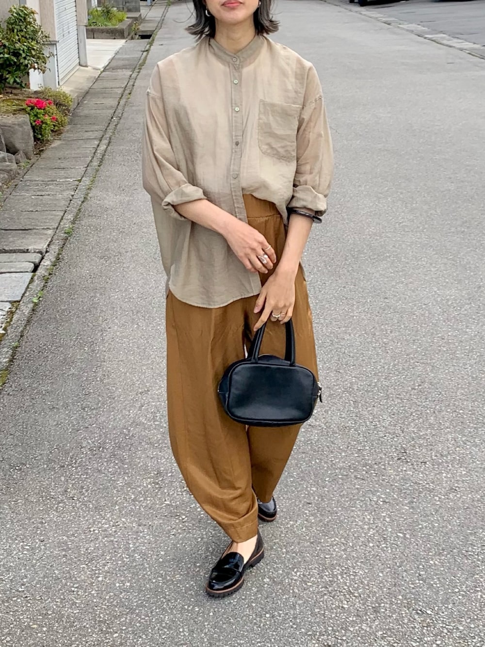 ベージュ系のTシャツ/カットソー、ブラウン系のその他パンツを着用したレディースの春コーディネートの1枚目の写真