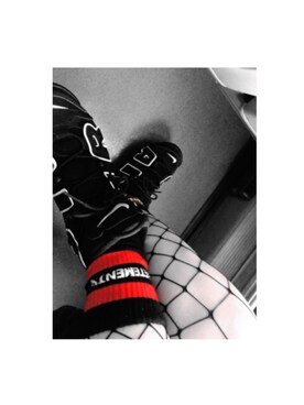 「VETEMENTS（ヴェトモン）のアイテム（ソックス/靴下、ブラック系）」を使った、ななみんさん（レディース・158cm）の冬コーディネート