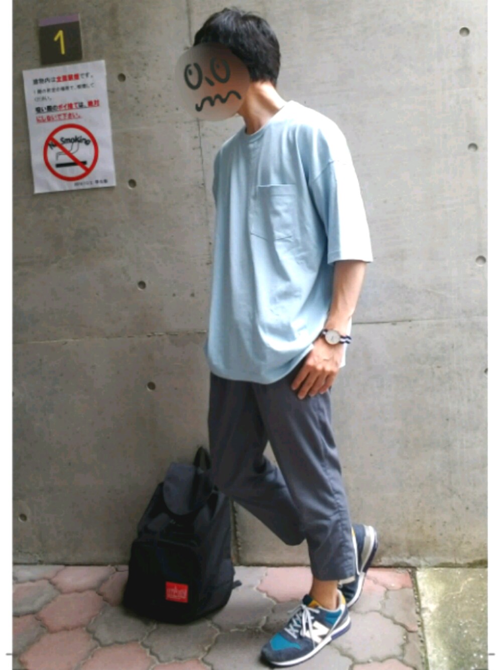グレー系のスラックス、ブラック系のバックパック/リュック、ブルー系のスニーカーを着用したメンズの夏コーディネートの1枚目の写真