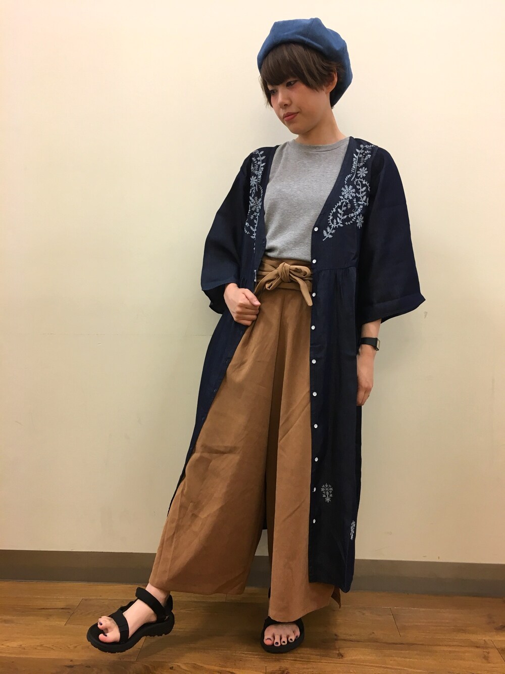 グレー系のTシャツ/カットソー、ブルー系のシャツ/ブラウス、ベージュ系のパンツを着用したレディースの夏コーディネートの1枚目の写真
