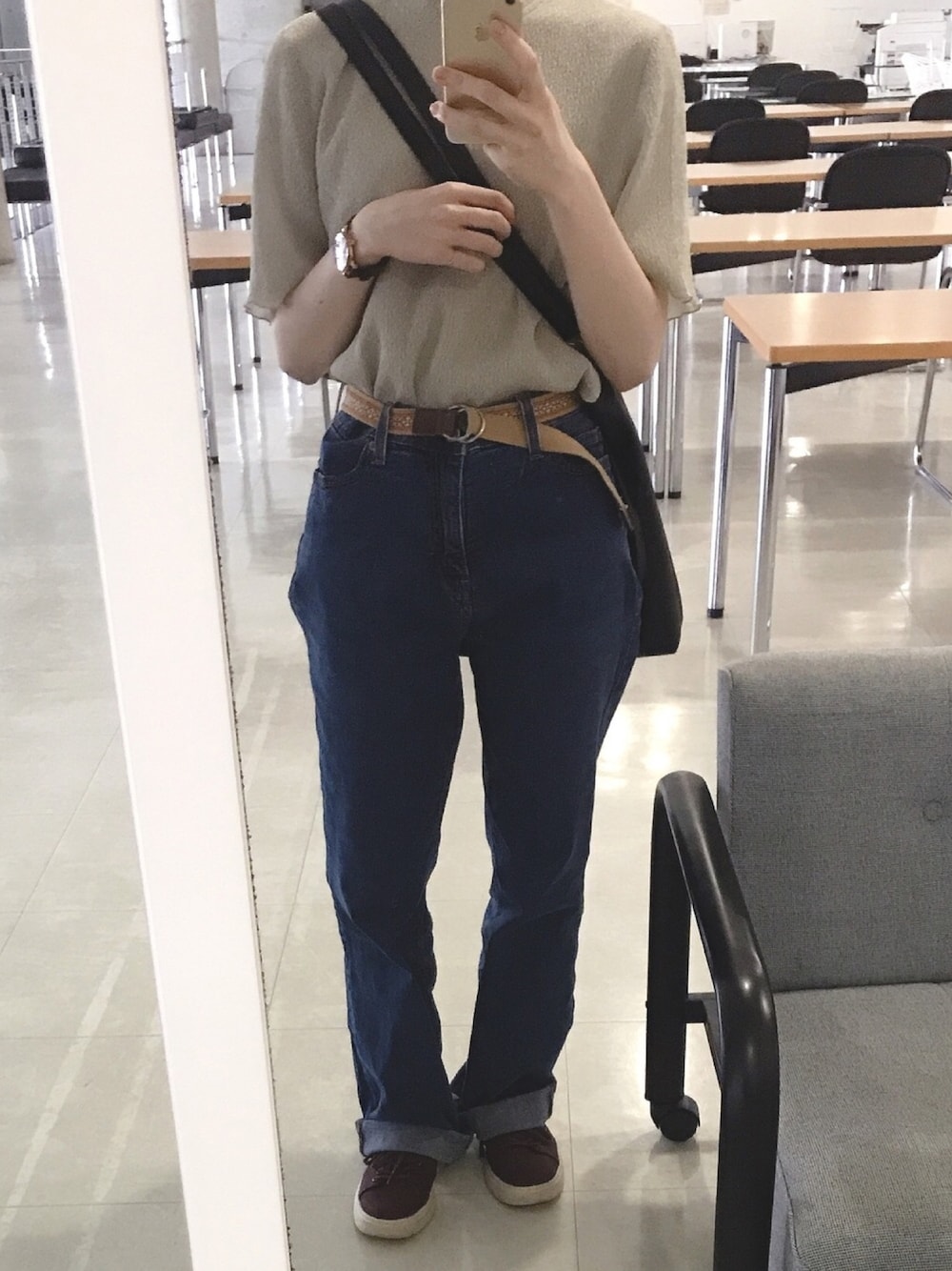 レッド系のスニーカー、ブルー系のアナログ腕時計を着用したレディースの夏コーディネートの1枚目の写真