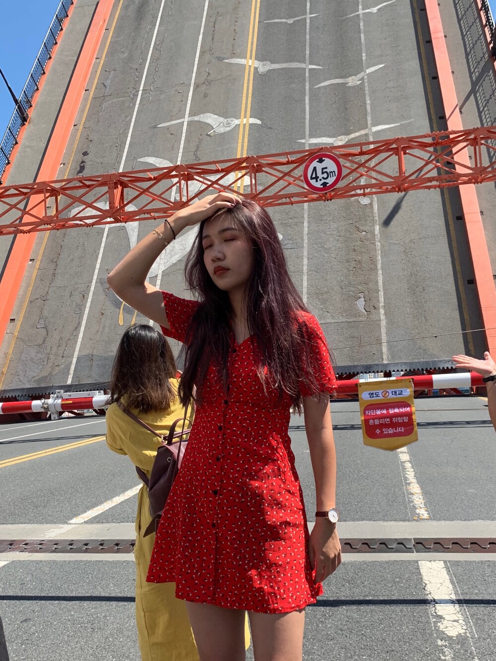 「ootd、夏、街頭穿搭、洋裝、女人味」｜「chuuのアイテム（ワンピース、レッド系）」を使った、陳惠娟さん（レディース・172cm）の夏コーディネートの1枚目の写真