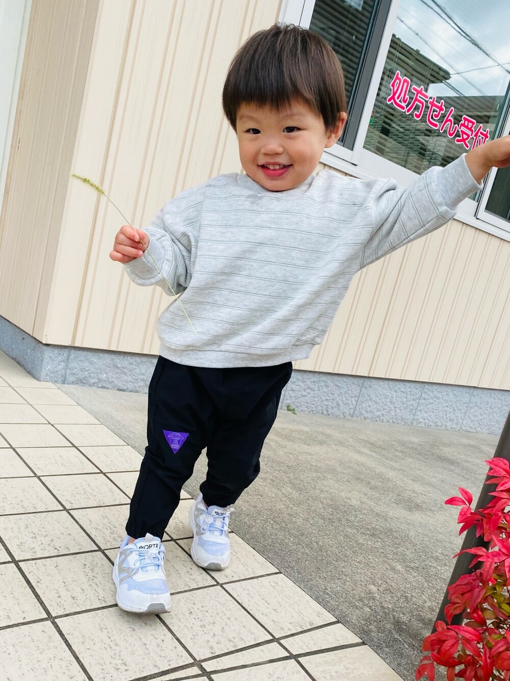 「男の子コーデ、シンプルコーデ、スニーカーコーデ、kids、2歳、むすこーで、スウェット、スポーツミックス、カジュアルコーデ」｜「MARKEY'Sのアイテム（スウェット、グレー系）」を使った、chikeboy12さん（キッズ・80cm）の秋コーディネートの1枚目の写真