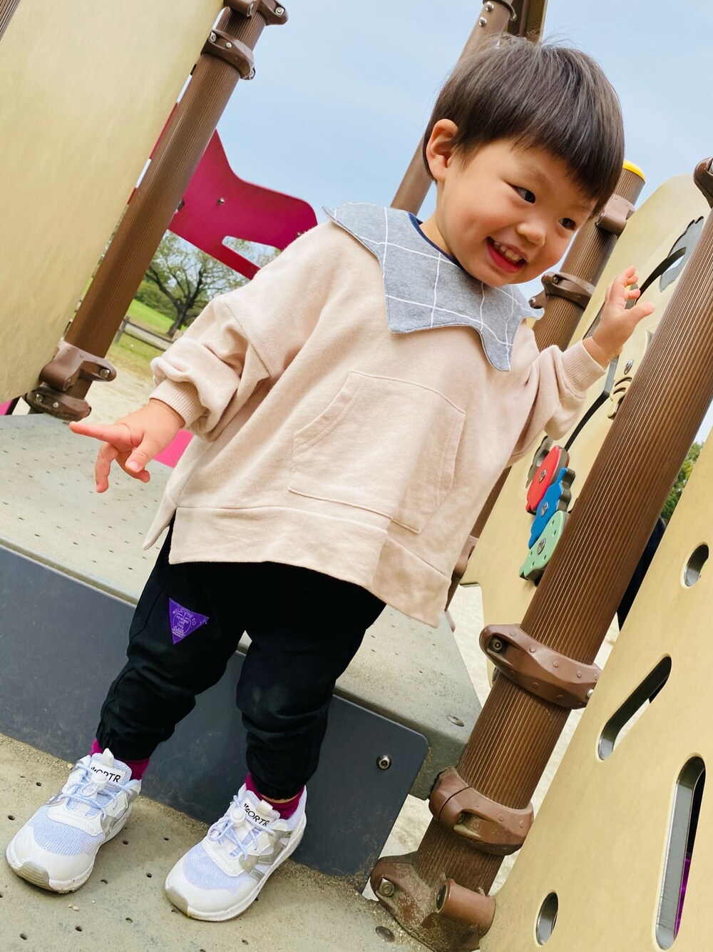 「男の子コーデ、シンプルコーデ、スニーカーコーデ、秋コーデ、kids、2歳、むすこーで、公園」｜「MARKEY'Sのアイテム（パーカー、ベージュ系）」を使った、chikeboy12さん（キッズ・80cm）の秋コーディネートの1枚目の写真