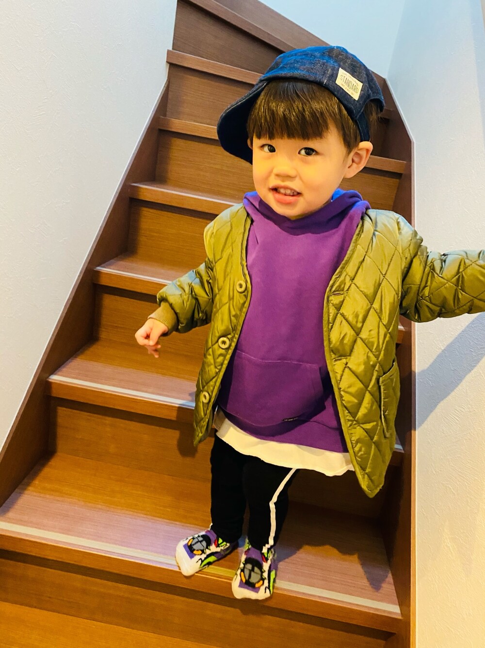 「シンプルコーデ、男の子、むすこーで、2歳、韓国子供服」｜「b・ROOMの【WEB限定】裏毛 レイヤード風ビッグシルエットパーカー（パーカー、パープル系）」を使った、chikeboy12さん（キッズ・90cm）の冬コーディネートの1枚目の写真