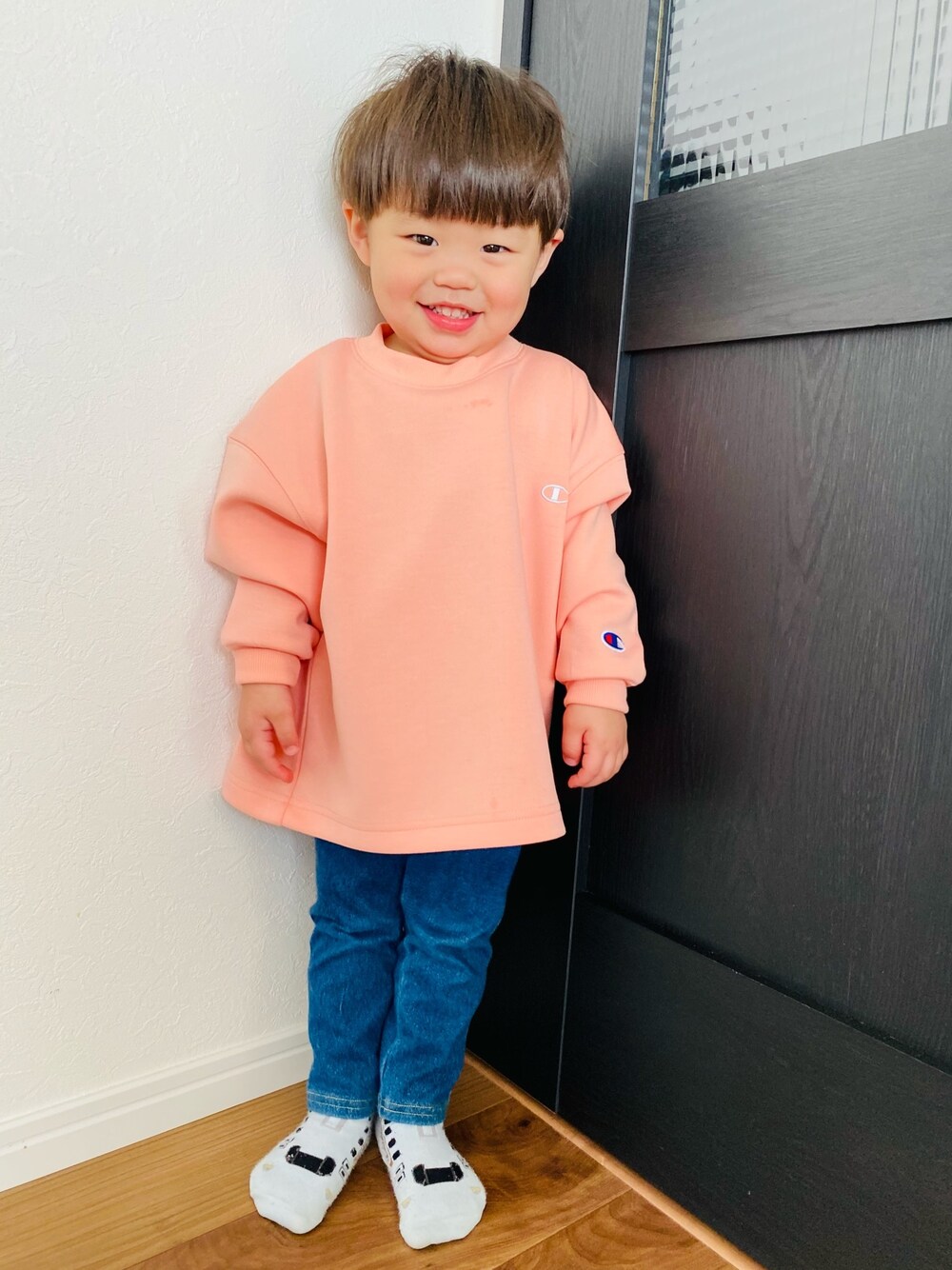 「デニム、男の子コーデ、スウェット、むすこーで、2歳、100cm」｜「Championの【Champion】バックロゴワイドトレーナー（スウェット、ピンク系）」を使った、chikeboy12さん（キッズ・90cm）の冬コーディネートの1枚目の写真