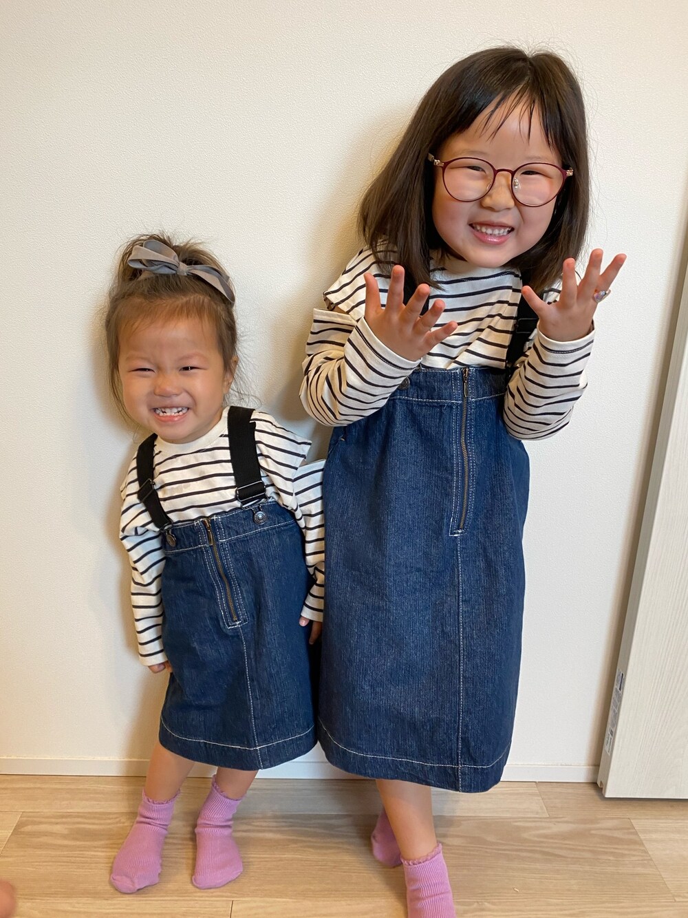 「姉妹コーデ、姉妹、5歳、2歳、おてんば娘、デニムスカート、春コーデ、可愛いコーデ、ボーダー、おしゃれさんと繋がりたい」｜「petit mainのアイテム（トップス、ホワイト系）」を使った、Happy Girl Aibonさん（レディース・80cm）の春コーディネートの1枚目の写真