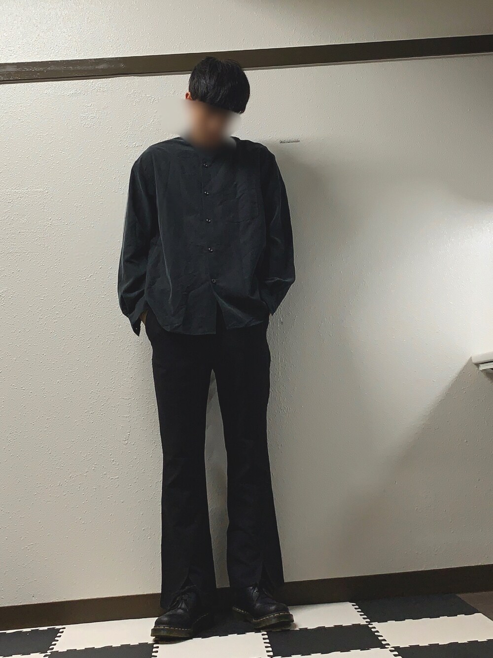 ブラック系のスラックス、ブラック系のシャツ/ブラウス、ブラック系のドレスシューズを着用したメンズの秋コーディネートの1枚目の写真