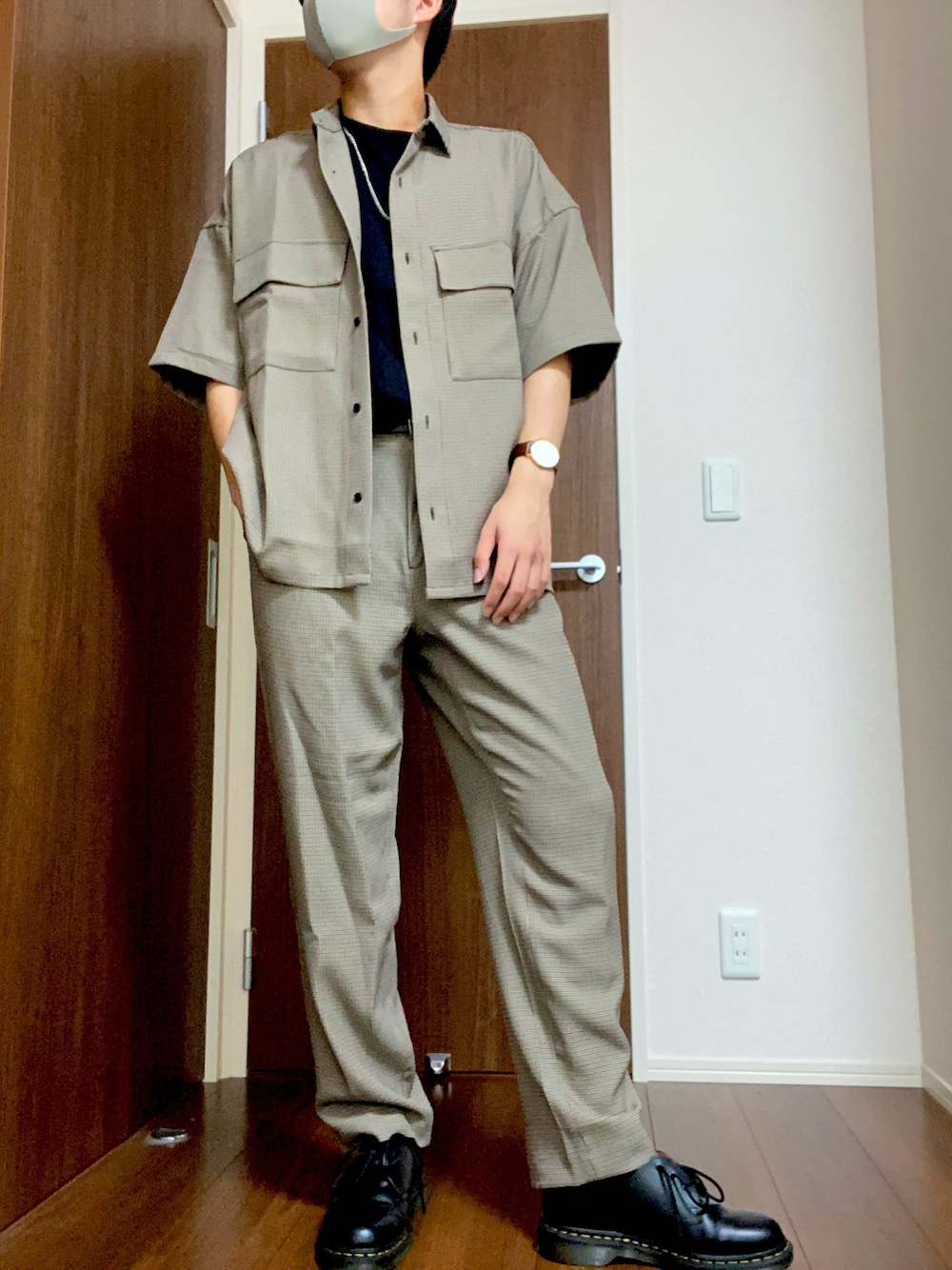 ブラック系のドレスシューズ、ベージュ系のシャツ/ブラウス、ブラック系のTシャツ/カットソーを着用したメンズの夏コーディネートの1枚目の写真