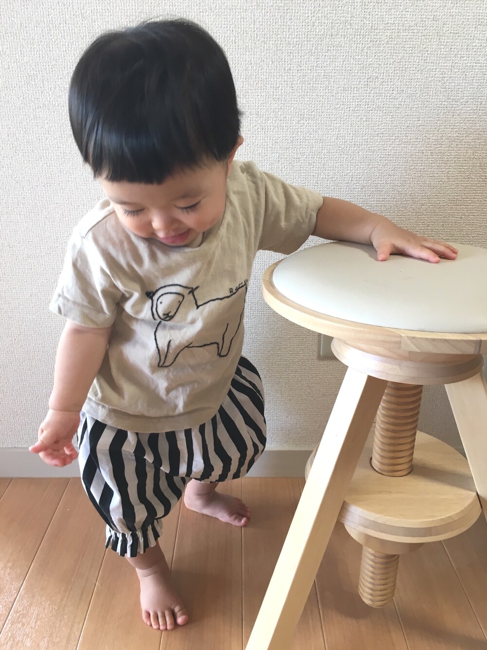 「男の子、おとこのこ、ひつじ、モノトーン」｜「United Athleのアイテム（Tシャツ/カットソー、ベージュ系）」を使った、@139さん（キッズ・80cm）の秋コーディネートの1枚目の写真