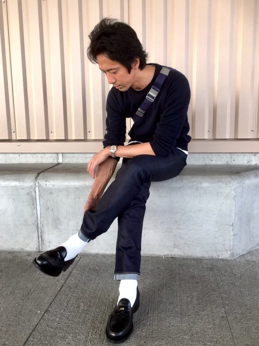 「春、カジュアルコーデ、ユニクロ、デニム、セルビッチデニム、シンプル、スウェット、casual、コストコ」｜「UNIQLOのMEN ストレッチセルビッジスリムフィットジーンズ（デニムパンツ、ブルー系）」を使った、マサトラマンさん（メンズ・182cm）の春コーディネートの1枚目の写真