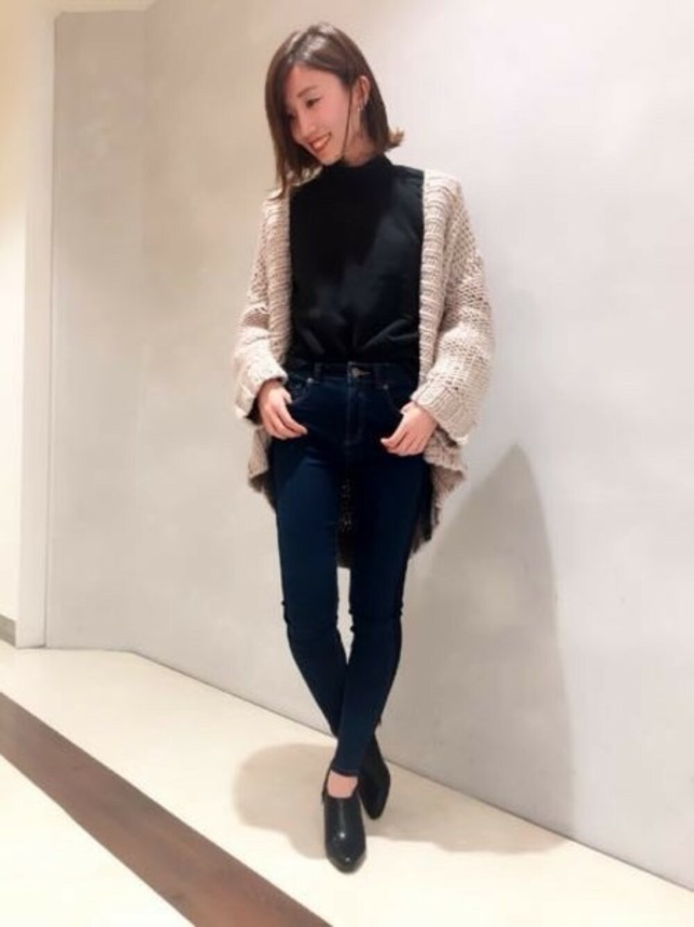 「スウェット、ブーティ、ニットカーディガン、ハイネック、JEANASiS、ジーナシス、スキニーデニム、秋コーデ」｜「JEANASISのハンドニットカーディガン/770324 （カーディガン/ボレロ、ベージュ系）」を使った、JEANASIS浜松メイワン店STAFFさん（レディース・160cm）の秋コーディネートの1枚目の写真