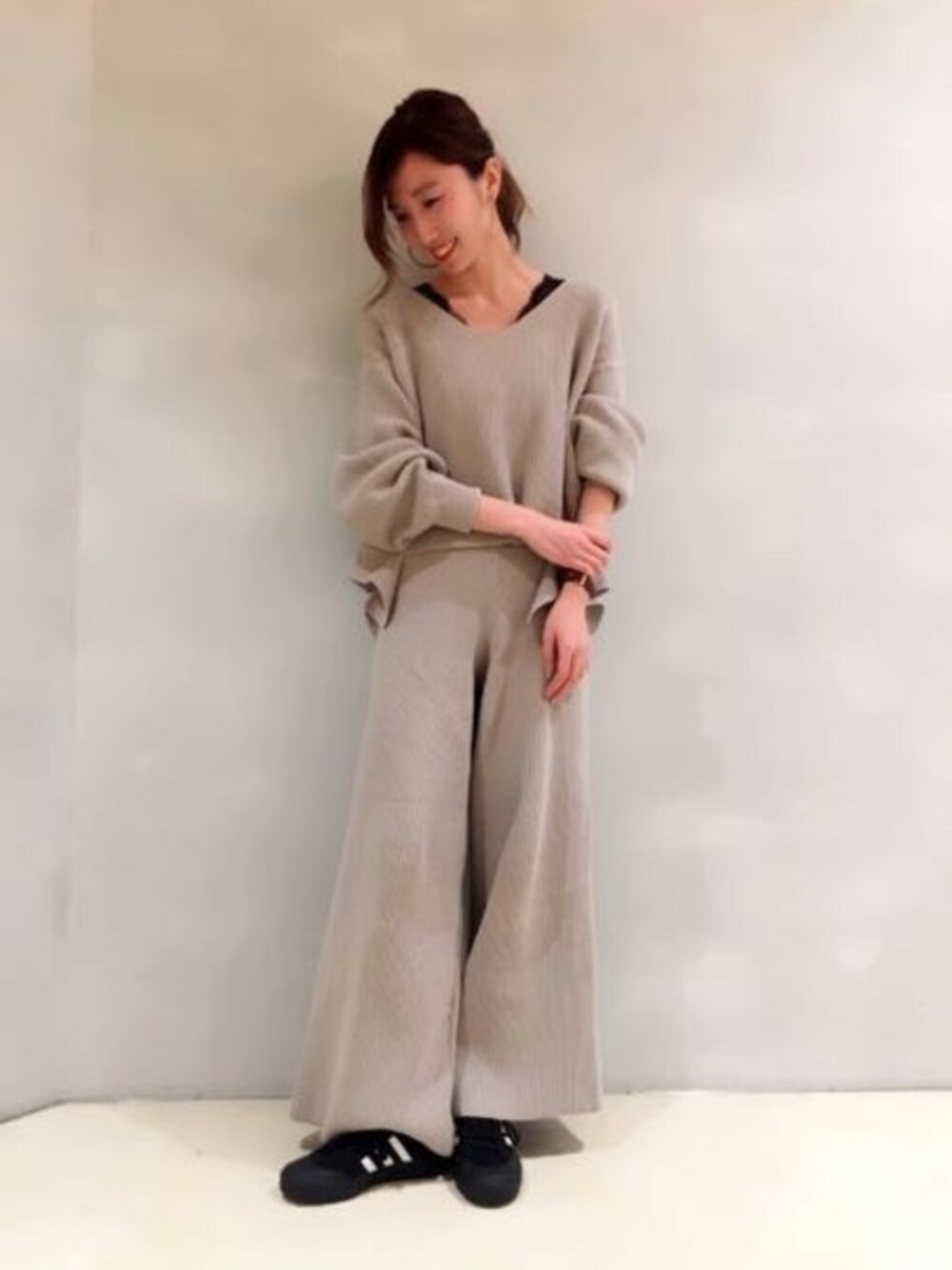 「セットアップ、ベージュ、JEANASiS、ジーナシス、スニーカーコーデ、シンプルコーデ、オトナカジュアル、ニットアップ」｜「JEANASISのアゼニット2P/778400（サロペット/オーバーオール、ベージュ系）」を使った、JEANASIS浜松メイワン店STAFFさん（レディース・160cm）の冬コーディネートの1枚目の写真