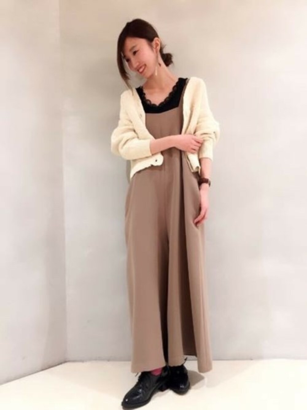 「カーディガン、ベージュ、サロペット、JEANASiS、ジーナシス、春コーデ、レーストップス」｜「JEANASISのワイドサロペット/784910 （サロペット/オーバーオール、ベージュ系）」を使った、JEANASIS浜松メイワン店STAFFさん（レディース・160cm）の春コーディネートの1枚目の写真