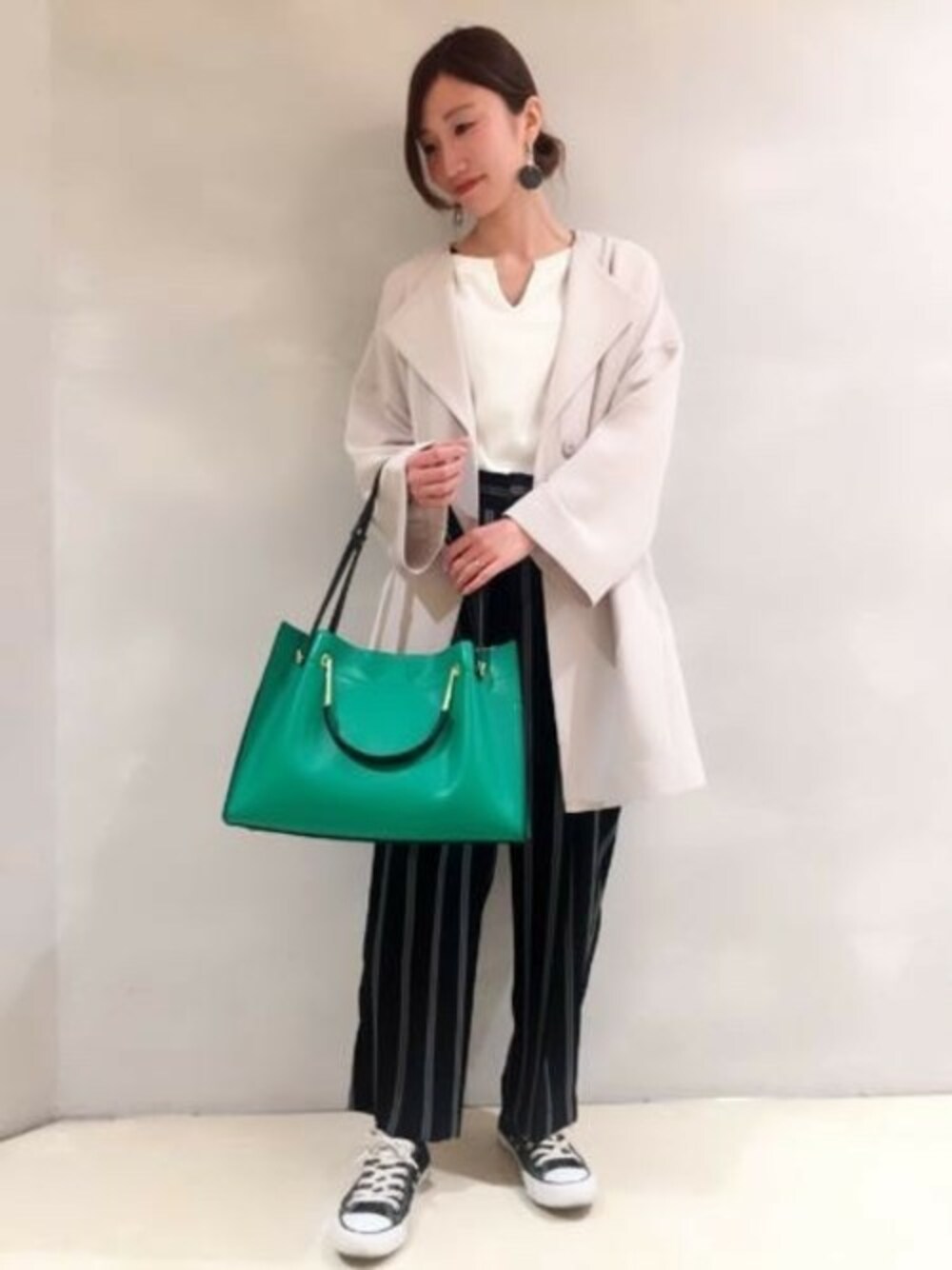 「JEANASiS、ストライプ、ジーナシス、ノーカラーコート、トラウザーパンツ、綺麗めカジュアル」｜「JEANASISのノーカラーハーフコート/788440（ノーカラージャケット、ベージュ系）」を使った、JEANASIS浜松メイワン店STAFFさん（レディース・160cm）の春コーディネートの1枚目の写真