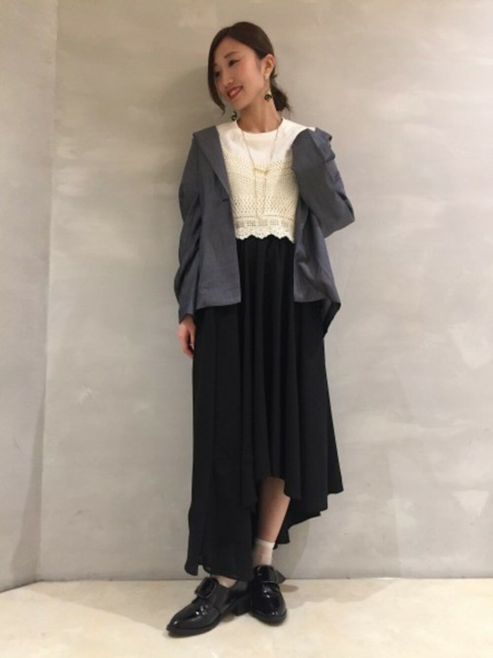 「ジャケット、スカート、テーラードジャケット、JEANASiS、レース、ジーナシス、シフォン、キャミ、アシメスカート」｜「JEANASISのワッシャーオーバーテーラード/790584（テーラードジャケット、ブルー系）」を使った、JEANASIS浜松メイワン店STAFFさん（レディース・160cm）の春コーディネートの1枚目の写真