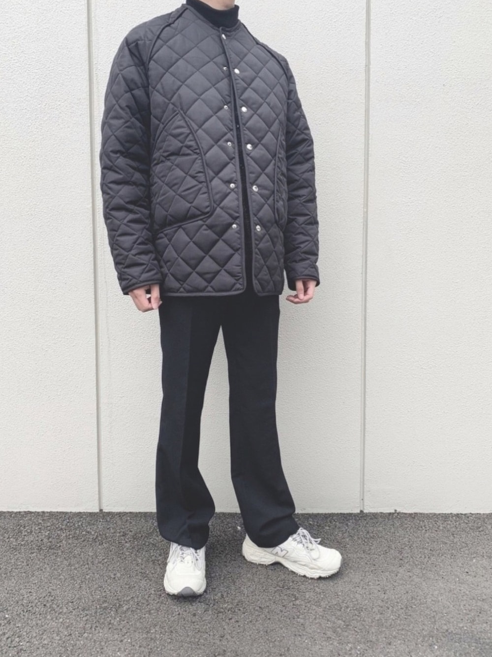 「休日コーデ、モノトーンコーデ、大人カジュアル、New Balance、trunkproject、THEE、ニューバランス、キルティングジャケット、フレアパンツ」｜「TRUNKPROJECTのアイテム（ブルゾン、ブラック系）」を使った、Reimaさん（メンズ・175cm）の冬コーディネートの1枚目の写真