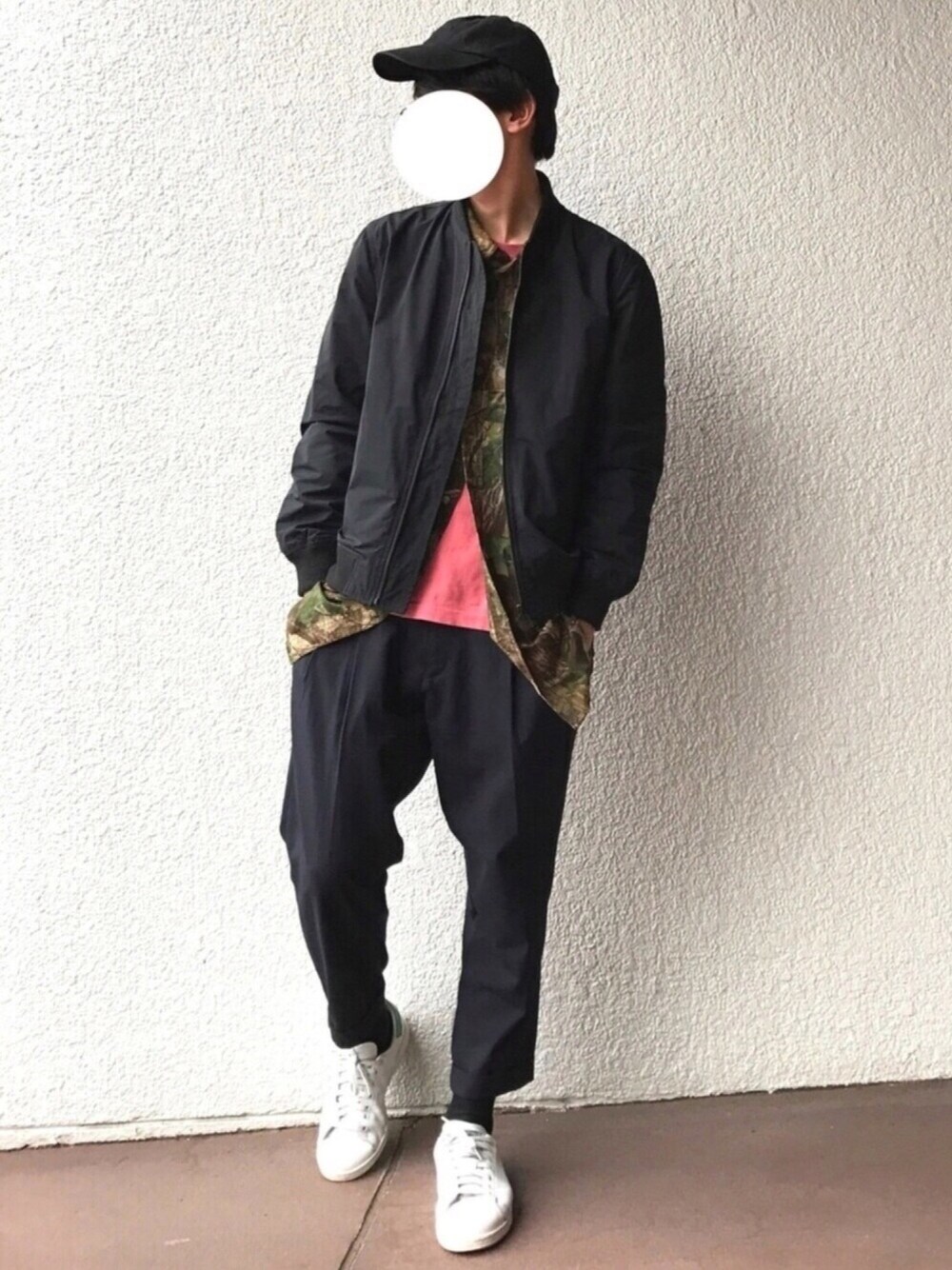 「ブルゾン、柄シャツ、ピンク、差し色、スラックス、乃木坂46、スタンスミス、ビッグシルエット、ゆるコーデ、古着」｜「古着のアイテム（スラックス、ブラック系）」を使った、ジェシカさん（メンズ・176cm）の春コーディネートの1枚目の写真