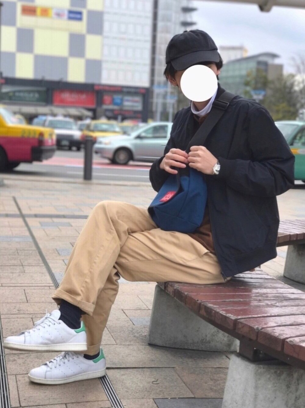 「ブルゾン、ノーカラーシャツ、キャメル、チノパン、スタンスミス、キャップ、春コーデ、カジュアル、タートルネック、マンハッタンポーテージ」｜「GLOBAL WORKのツイルローキャップ/733178（キャップ、ブラック系）」を使った、ジェシカさん（メンズ・176cm）の春コーディネートの1枚目の写真