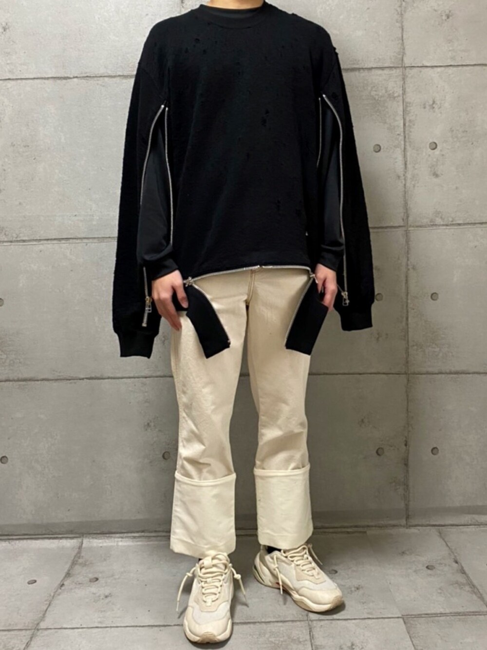 「春コーデ、ストリート、ダッドスニーカー、低身長、黒、白パンツ、モノトーン、モード、おしゃれさんと繋がりたい、いいね、save、フォローお願いします🤑」｜「JOHN LAWRENCE SULLIVANのDAMAGED SWEAT ZIPPED PULLOVER（スウェット、ブラック系）」を使った、soraさん（メンズ・171cm）の冬コーディネートの1枚目の写真