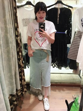 「Jingmei Storeのアイテム（Tシャツ/カットソー、ホワイト系）」を使った、Kaitlyn Liuさん（レディース・163cm）の春コーディネート