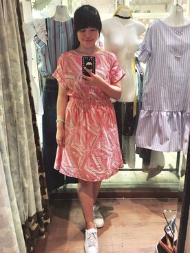 「Jingmei Storeのアイテム（ワンピース、レッド系）」を使った、Kaitlyn Liuさん（レディース・163cm）の春コーディネート