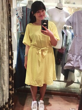 「Jingmei Storeのアイテム（ワンピース、イエロー系）」を使った、Kaitlyn Liuさん（レディース・163cm）の春コーディネート