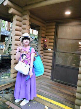 「Jingmei Storeのアイテム（Tシャツ/カットソー、パープル系）」を使った、Kaitlyn Liuさん（レディース・163cm）の夏コーディネート