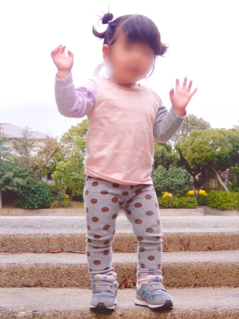「娘コーデ、キッズコーデ、モンキーパンツ、公園」｜「モンキーパンツのアイテム（Tシャツ/カットソー、その他）」を使った、sakiさん（キッズ・90cm）の秋コーディネートの1枚目の写真