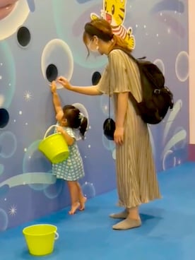 「KOBE LETTUCE（コウベレタス）のハーフスリーブプリーツサテンワンピース（ワンピース、ベージュ系）」を使った、sakiさん（レディース・167cm）の秋コーディネート