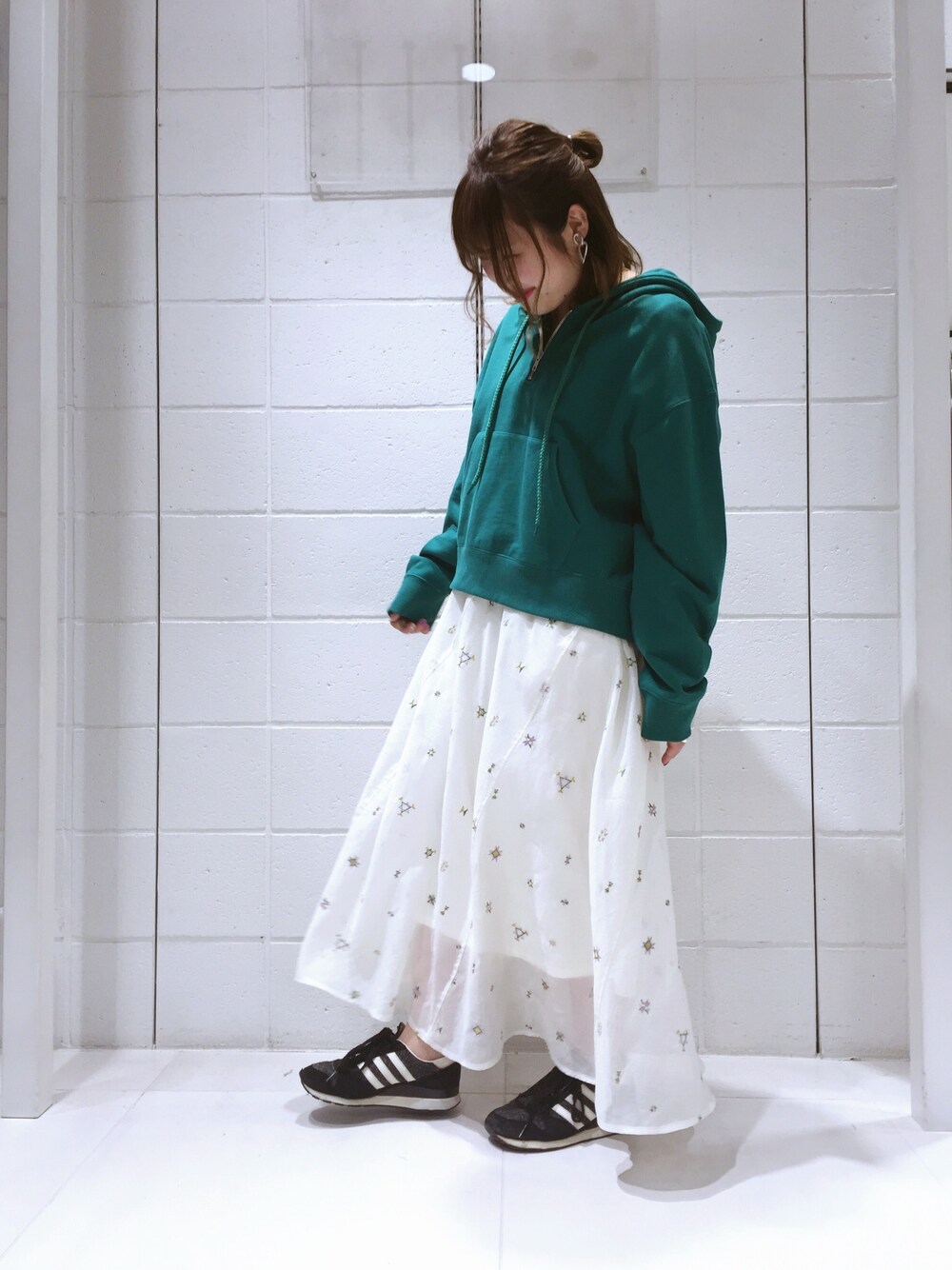 「KBFのオーガンジー刺繍バイアススカート（スカート、ホワイト系）」を使った、ito___chan 🐰さん（レディース・152cm）の冬コーディネートの1枚目の写真