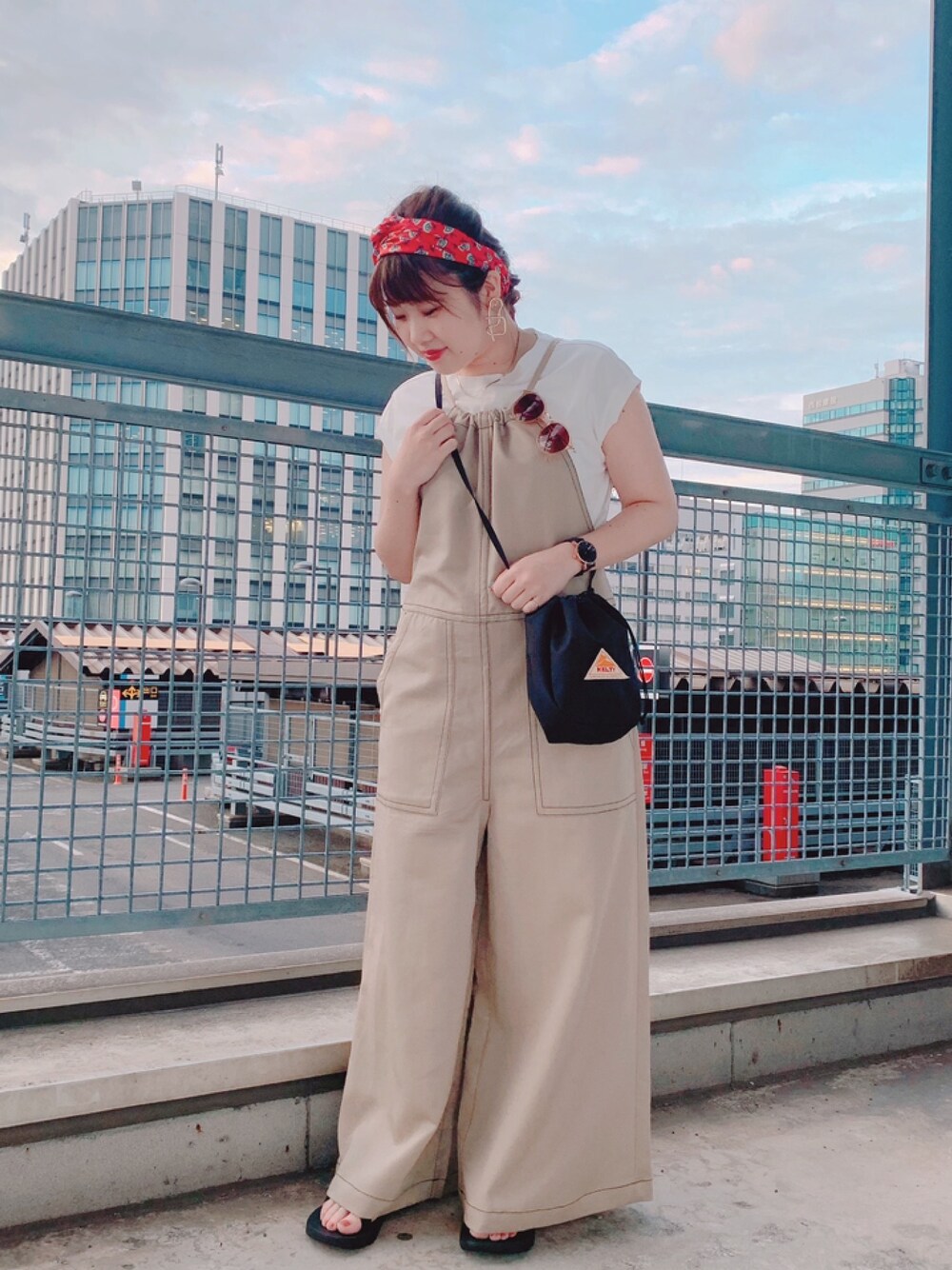 「KBFのカラーステッチサロペット（サロペット/オーバーオール、ベージュ系）」を使った、ito___chan 🐰さん（レディース・153cm）の夏コーディネートの1枚目の写真