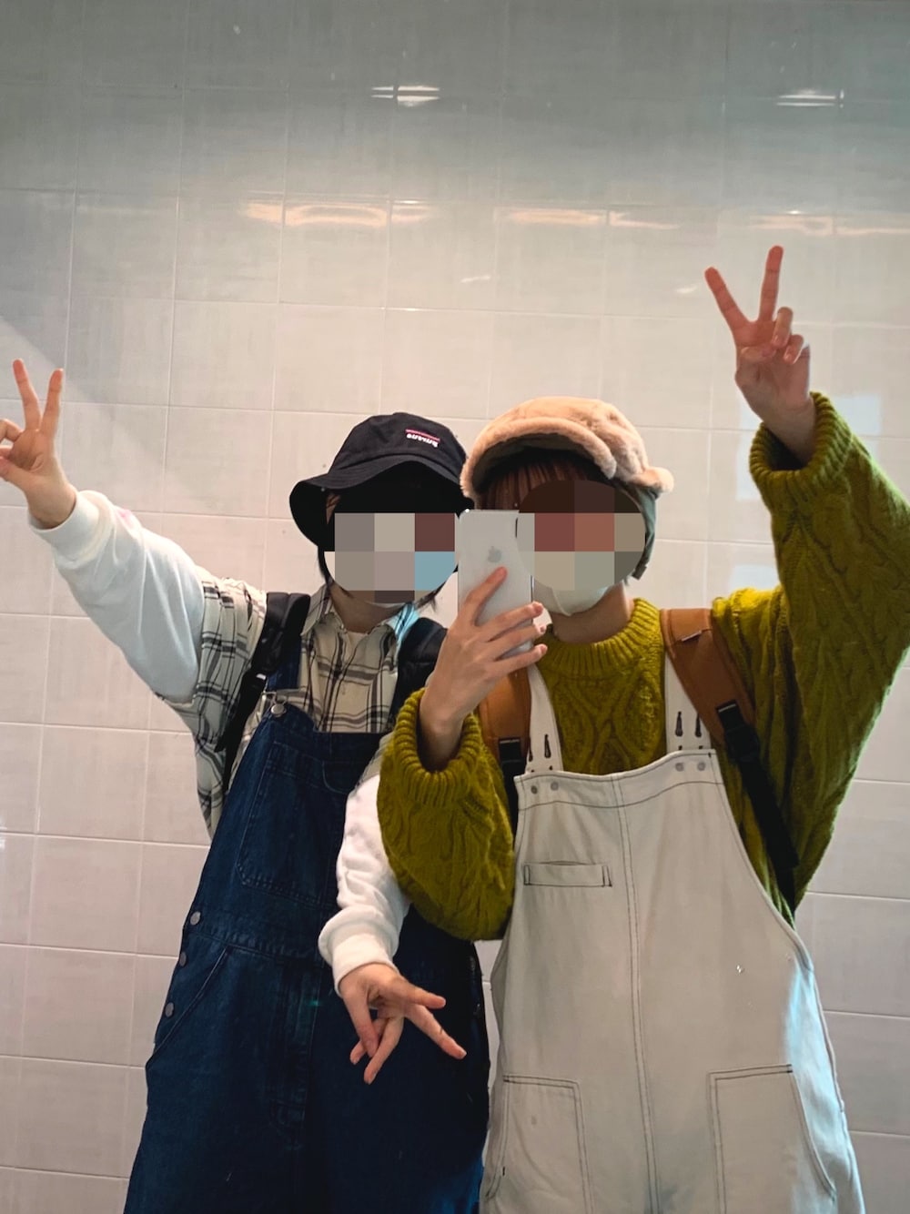 ホワイト系のサロペット/オーバーオール、グリーン系のニット/セーター、ブルー系のサロペット/オーバーオールを着用したレディースの秋コーディネートの1枚目の写真