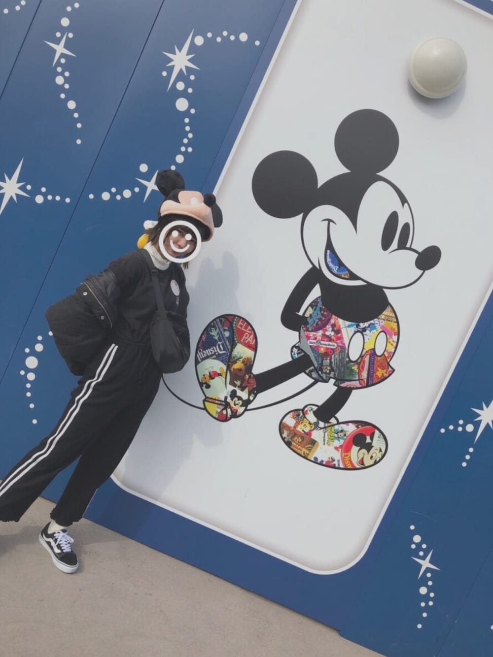 「disney、ミッキー、スウェット、ラインパンツ、スポーティ、ダウンジャケット、Heather、wcloset、VANS、oldskool」｜「Heatherのフード／ショートナカワタジャケット 799986（ダウンジャケット/コート、ブラック系）」を使った、akihoさん（レディース・160cm）の秋コーディネートの1枚目の写真