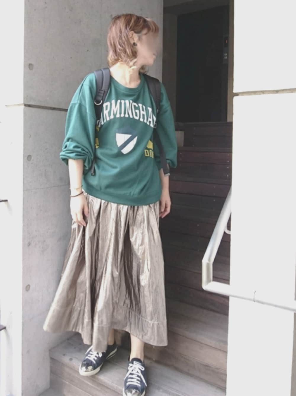 「秋のコーデ、おしゃれさんと繋がりたい、スウェット、グリーン、メタリック、メタリックスカート、リメイク、リメイクスウェット、フレアスカート、スニーカー」｜「Editt by YECCA VECCAのUSED風切替スウェット（Tシャツ/カットソー、グリーン系）」を使った、umさん（レディース・158cm）の秋コーディネートの1枚目の写真