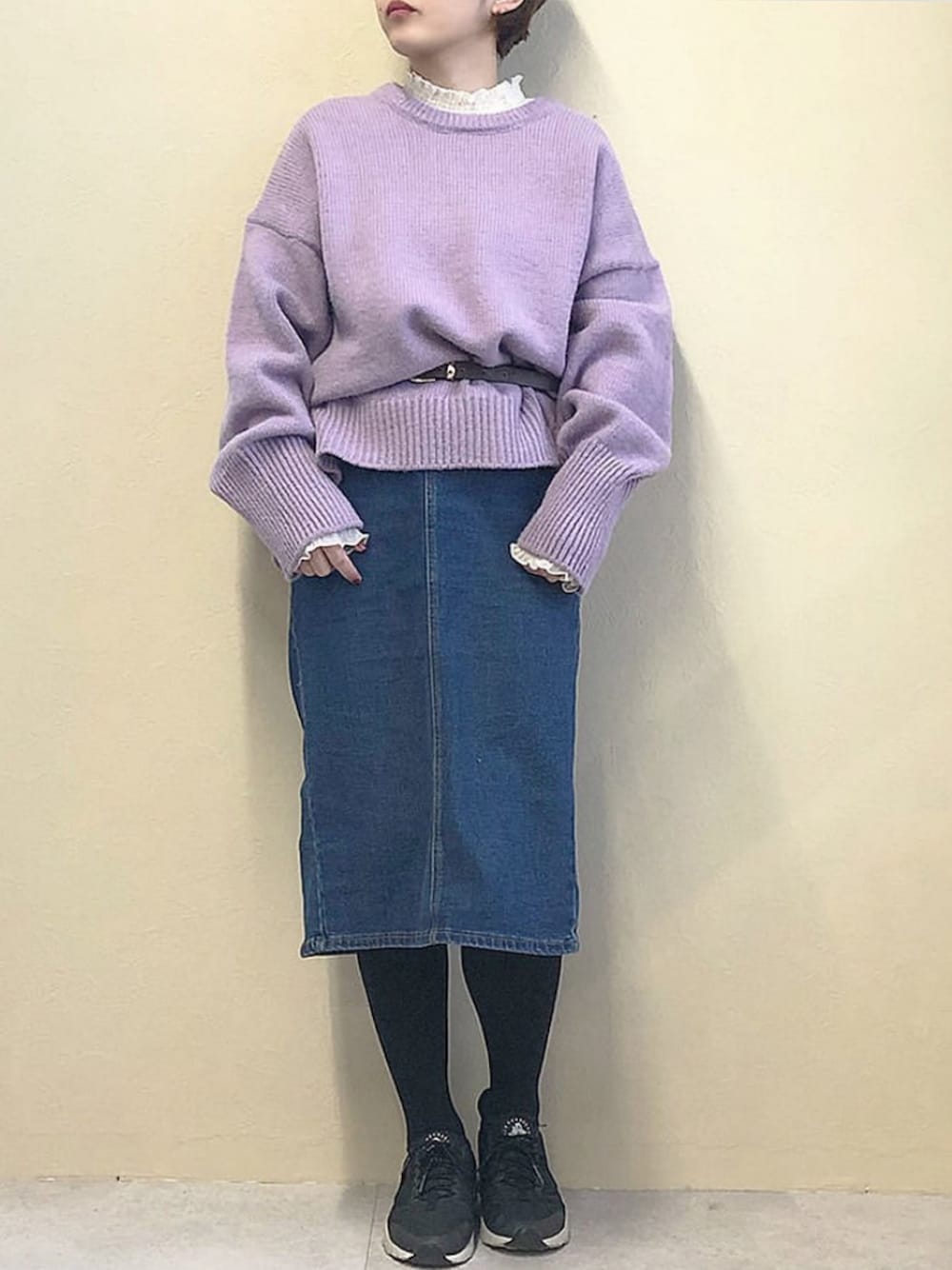 パープル系のニット/セーター、ブルー系のデニムスカートを着用したレディースの冬コーディネートの1枚目の写真